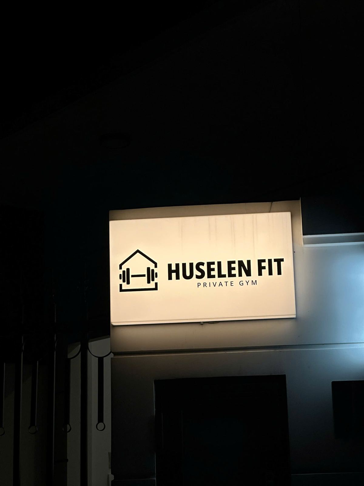 Biển hiệu HuselenFIT sáng đèn buổi tối